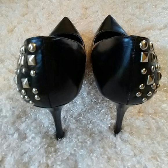 Pyramid and Circle Rockstud Pumps - Picture 4 of 6